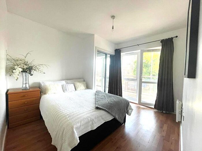 1 Bedroom Flat For Sale In High Road, Ilford, IG1