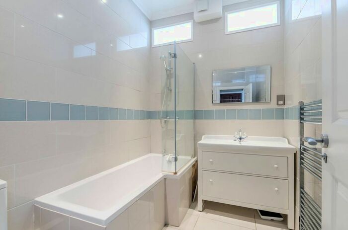 2 Bedroom Flat To Rent In Barons Court, Barons Court, London, W14