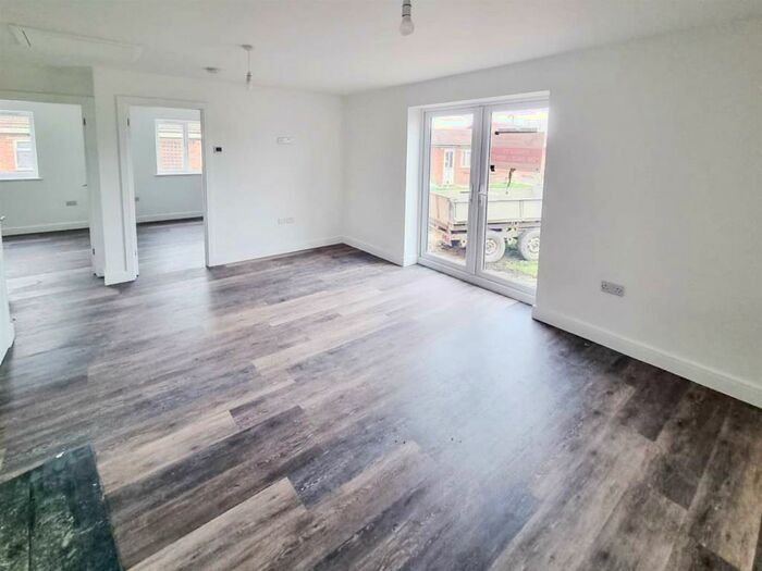 2 Bedroom Detached Bungalow To Rent In Saddlebrook Park, Warden Bay