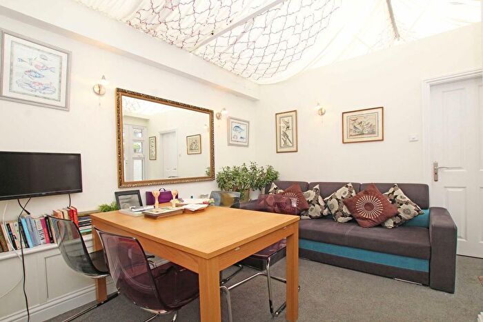 2 Bedroom Flat To Rent In Portland Road, Notting Hill, W11