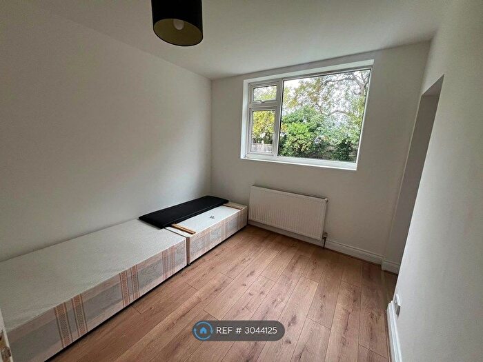 Studio To Rent In The Vale, London, NW11