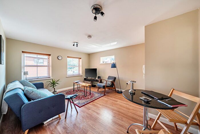 1 Bedroom Maisonette For Sale In The Grove, Twyford, Reading, Berkshire, RG10