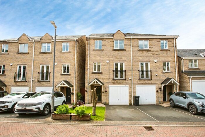 4 Bedroom Semi-Detached House For Sale In Heatherdale Close, Halifax, HX3
