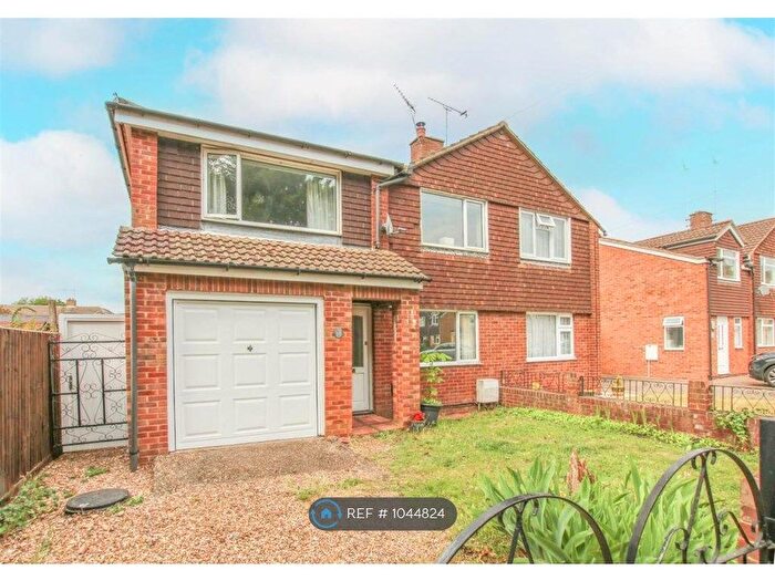 4 Bedroom Semi-Detached House To Rent In Grass Hays, Aylesbury, HP21