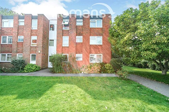 2 Bedroom Flat To Rent In Canford Court, Reading, Berkshire, RG30
