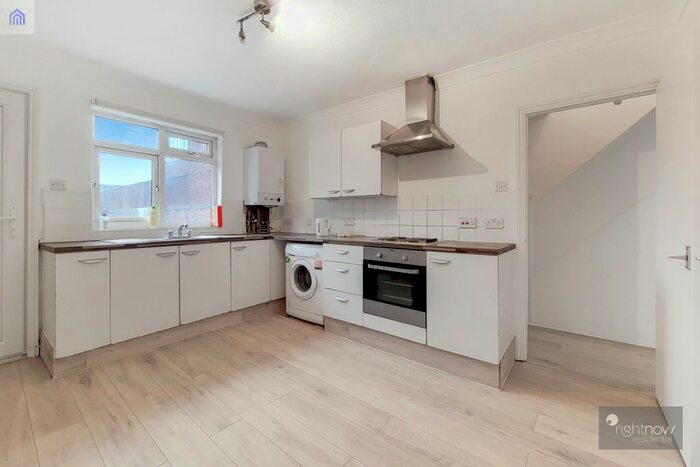 3 Bedroom Flat To Rent In Belmont Road, Wallington SM6