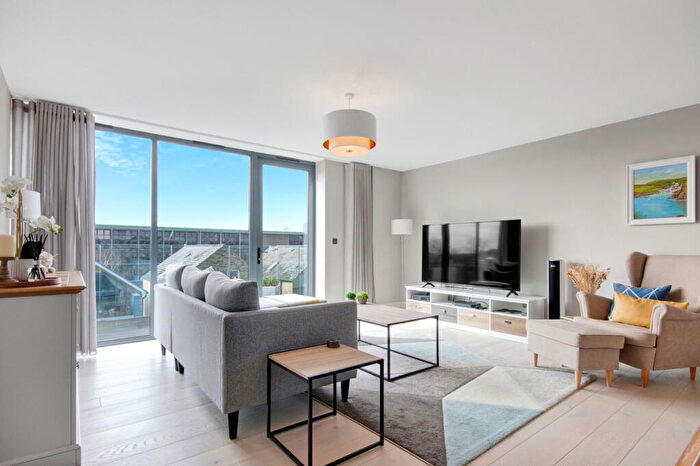 3 Bedroom Apartment For Sale In Antoinette Close, Kingston Upon Thames, KT1