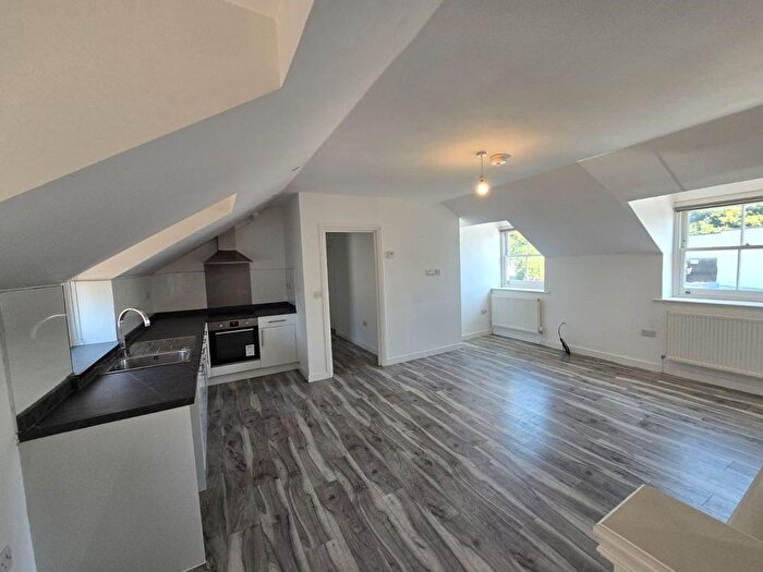 2 Bedroom Flat To Rent In North Street, Strood, ME2