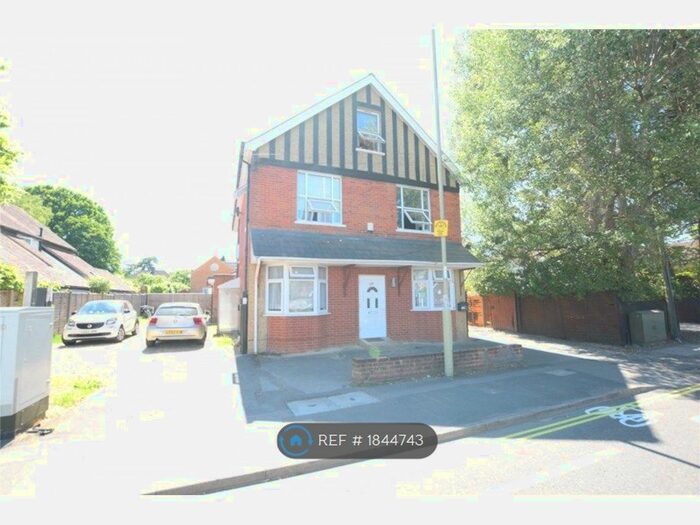 2 Bedroom Flat To Rent In Kings Rd, Fleet, GU51