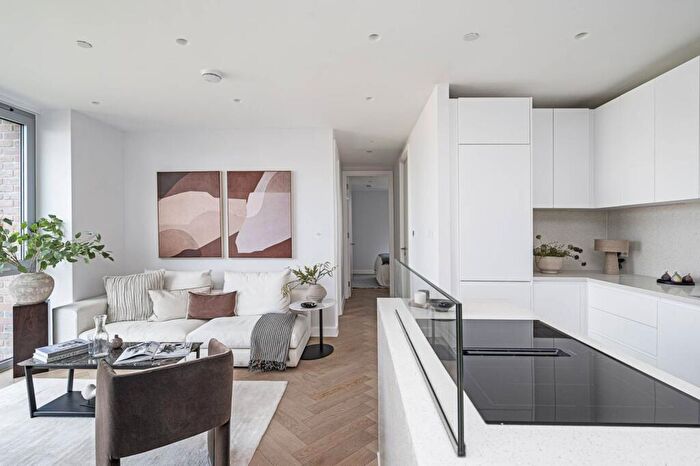 2 Bedroom Flat For Sale In Maple Path, Hackney, London, E5