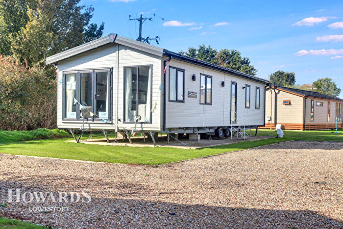 2 Bedroom Chalet For Sale In The Hollies, London Road, Lowestoft, NR33