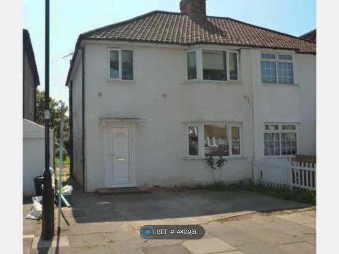 3 Bedroom Semi-Detached House To Rent In Crossway, London, W13
