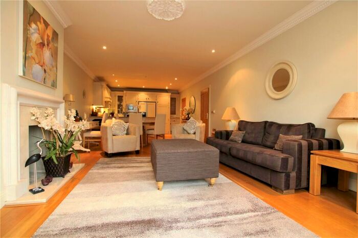 2 Bedroom Apartment To Rent In Treetops, The Mount, Caversham, Reading, Berkshire, RG4
