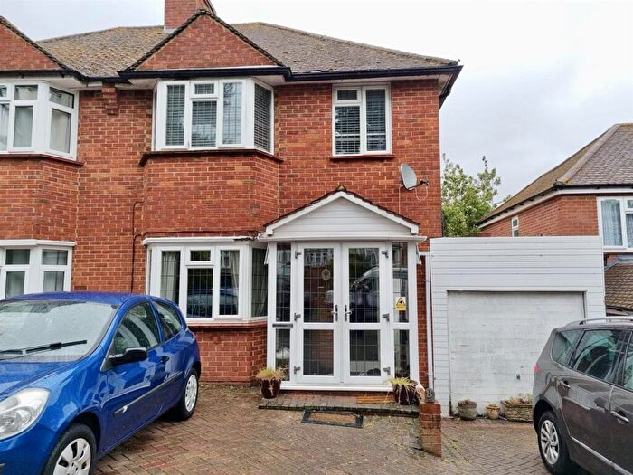 4 Bedroom Semi-Detached House For Sale In Crossways, South Croydon, CR2