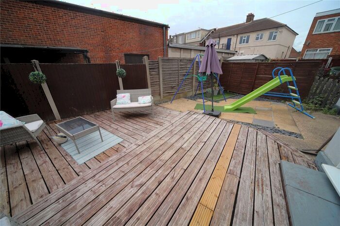 2 Bedroom Flat To Rent In Giffords Cross Road, Corringham, Essex, SS17