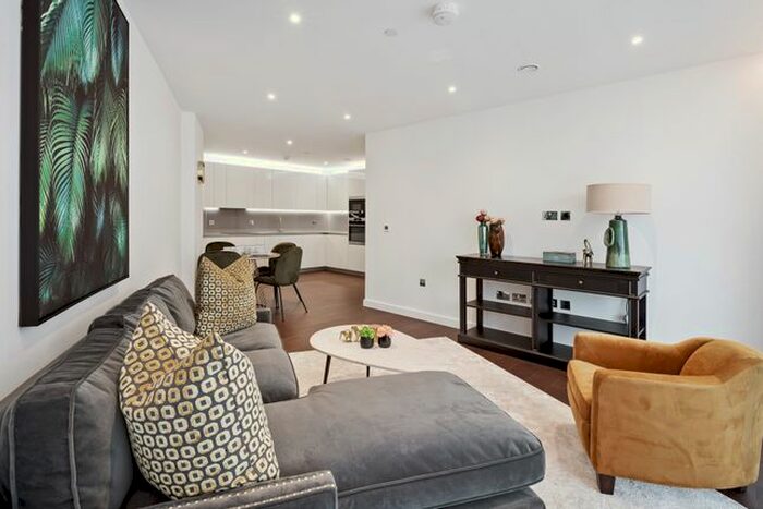 2 Bedroom Flat For Sale In Malthouse Road, London, SW11