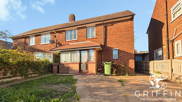 3 Bedroom Semi-Detached House To Rent In Stour Road, Chadwell St Mary, RM16