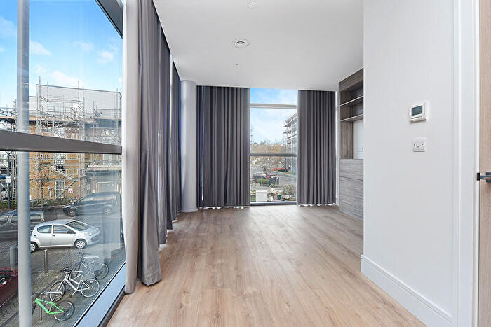 1 Bedroom Flat To Rent In Station Road, Addlestone, Surrey, KT15
