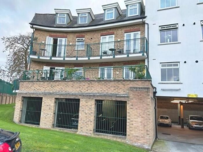 3 Bedroom Flat To Rent In Village Road, Enfield, EN1