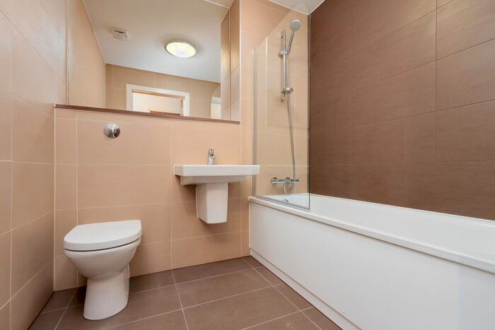 2 Bedroom Flat To Rent In Sillavan Way, Salford, M3