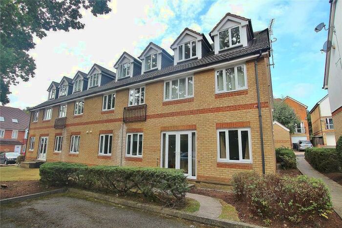 2 Bedroom Flat To Rent In Knaphill, GU21