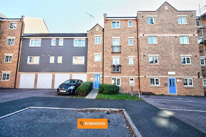 2 Bedroom Flat For Sale In Russett Way, Dunstable, LU5