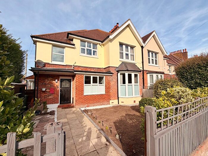2 Bedroom Flat For Sale In Collington Avenue, Bexhill-On-Sea, TN39