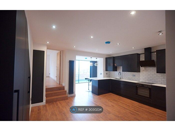 2 Bedroom Flat To Rent In Ridge Road, London, N8