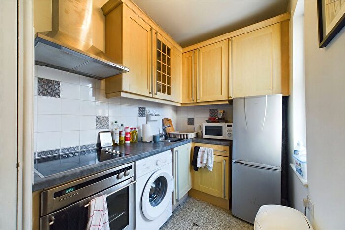 1 Bedroom Flat To Rent In Craufurd Rise, Maidenhead, Berkshire, SL6