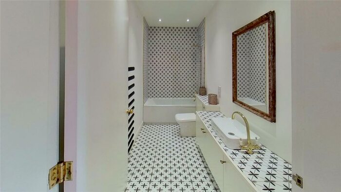 2 Bedroom Apartment To Rent In St Peters Place, Viewforth, Edinburgh, EH3