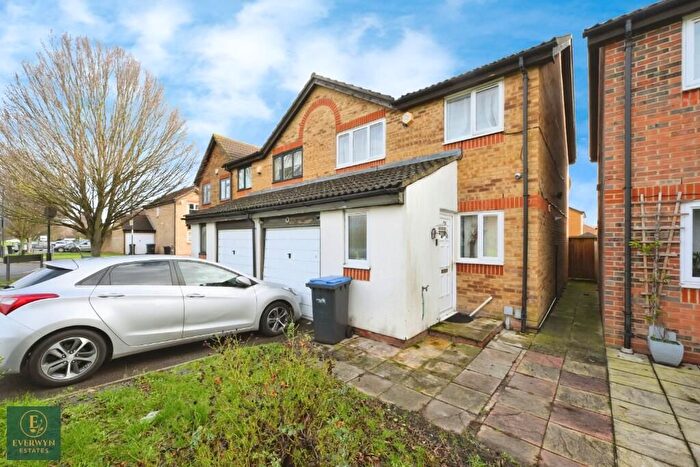 3 Bedroom Semi-Detached House For Sale In Crompton Place, Enfield, EN3