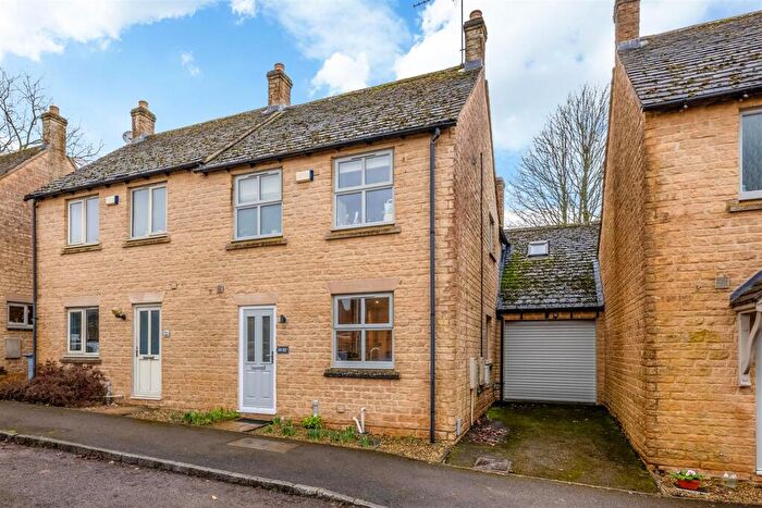 3 Bedroom House For Sale In Wards Road, Chipping Norton, OX7