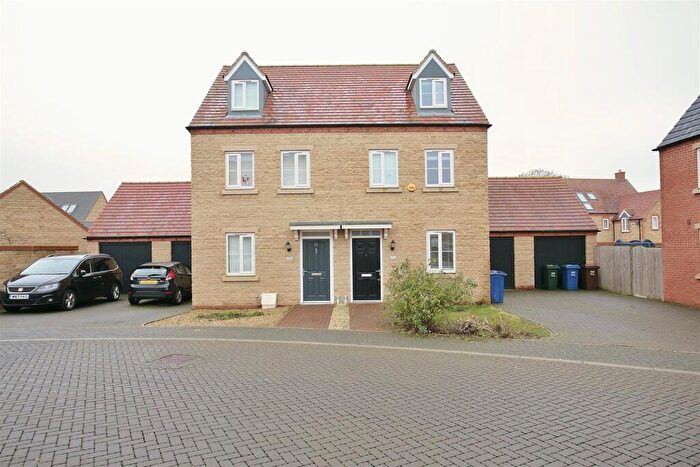 3 Bedroom Semi-Detached House To Rent In Pontefract Road, Bicester, OX26