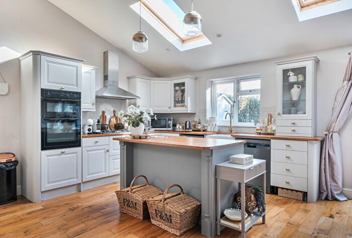 4 Bedroom Semi Detached House For Sale In Woodstock Avenue, Sutton, SM3