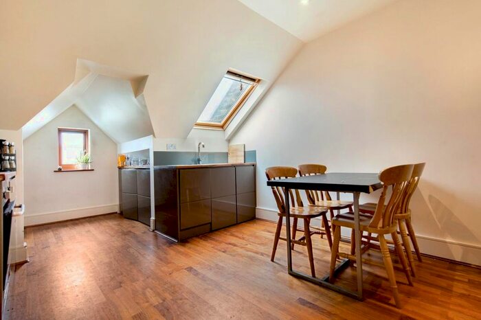2 Bedroom Flat To Rent In Dumbarton Road, SW2