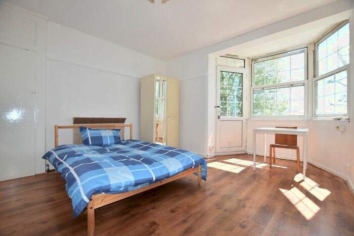 2 Bedroom Flat To Rent In Becklow Gardens, London, W12