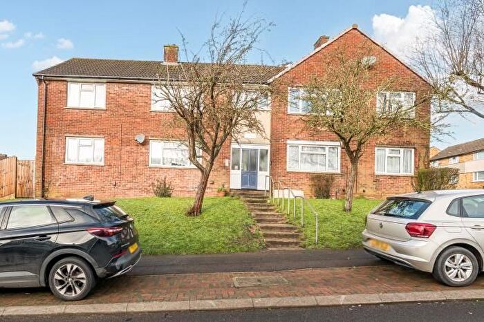 2 Bedroom Flat For Sale In Curling Way, Newbury, RG14