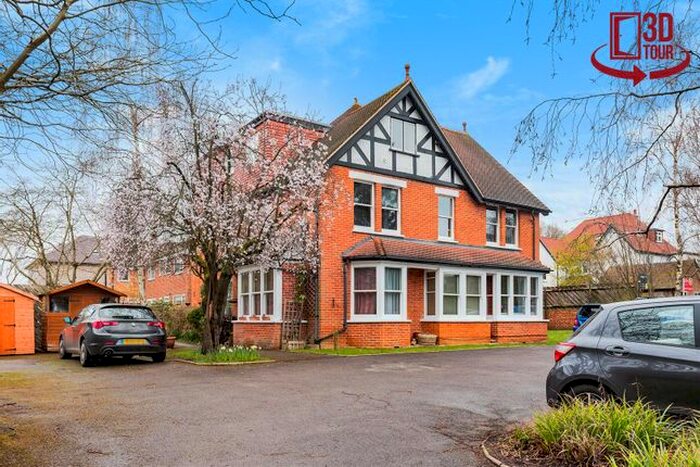 2 Bedroom Flat For Sale In Dukes Ride, Crowthorne, Berkshire, RG45