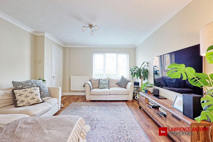 3 Bedroom Semi-detached House For Sale In Kestrel Grove, Rayleigh, SS6