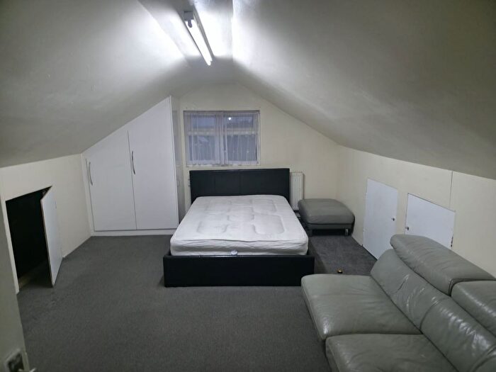1 Bedroom Flat To Rent In Hounslow, TW3