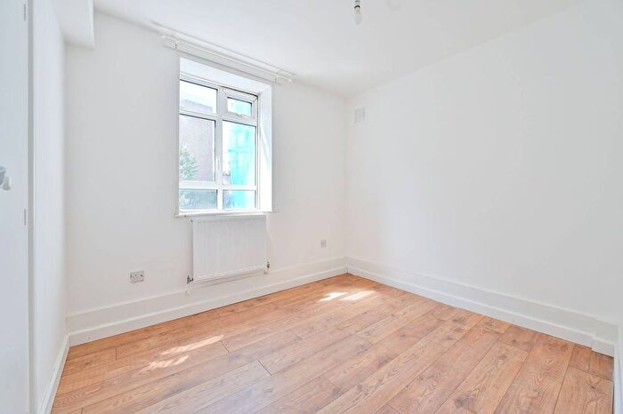 2 Bedroom Flat To Rent In Barlow Street, Elephant And Castle, London, SE17