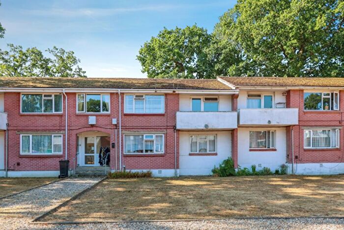 2 Bedroom Flat For Sale In Plantation Road, Poole, Dorset, BH17