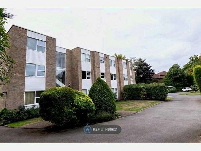 2 Bedroom Flat To Rent In Woodview Court, Weybridge, KT13