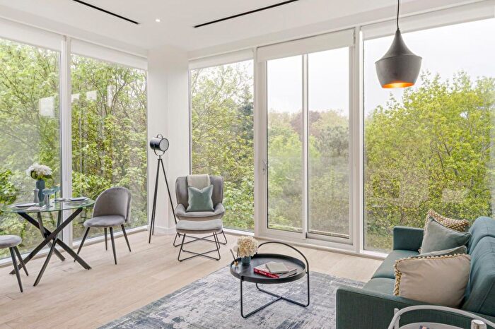 2 Bedroom Flat To Rent In Parkview, Great West Road, TW8