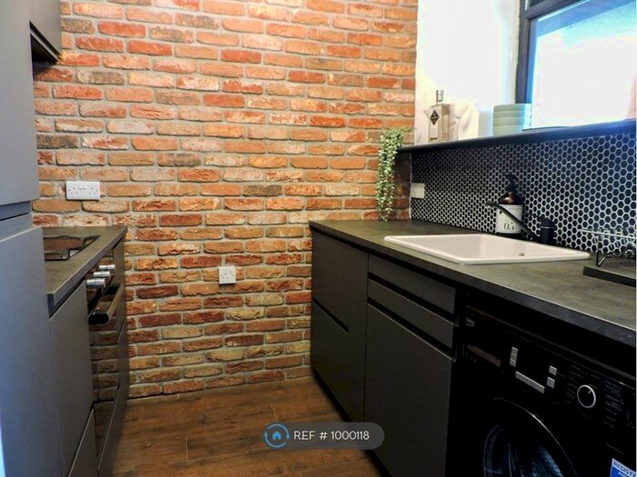 2 Bedroom Flat To Rent In Imogen Court, Salford, M5