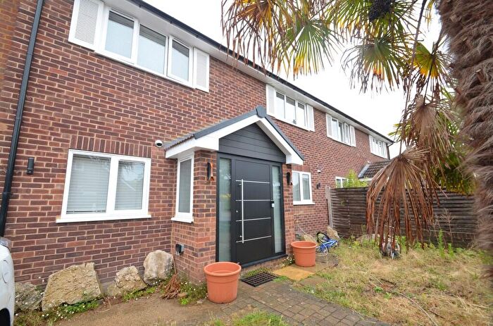 Studio To Rent In Redland Gardens, West Molesey, KT8