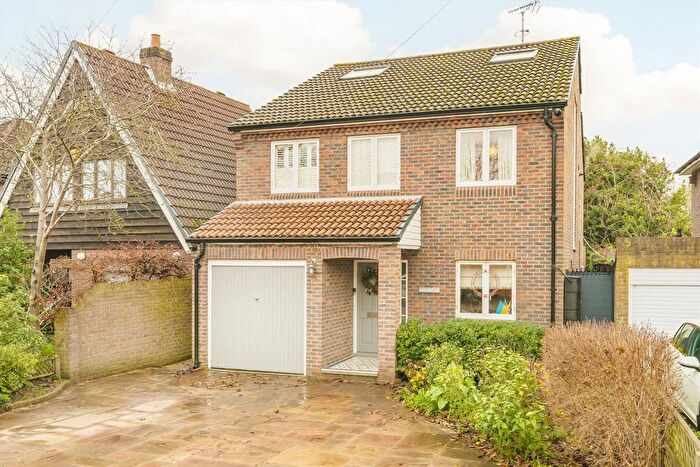 5 Bedroom Detached House For Sale In Old Farm Road, Hampton, TW12