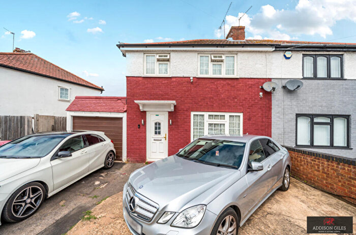 3 Bedroom Semi Detached House For Sale In Beresford Avenue, Slough, Berkshire, SL2