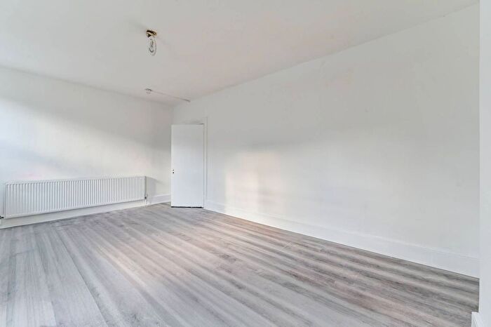 3 Bedroom Maisonette To Rent In Amhurst Road, Stoke Newington, London, N16