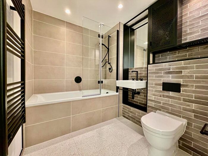 2 Bedroom Flat To Rent In Curlew House, Hawser Lane, Poplar Riverside, London, E14